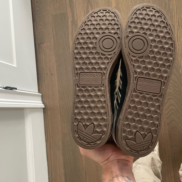 SALE💸💙💙Adidas skate boarding men’s black, green and cream. - Picture 8 of 16